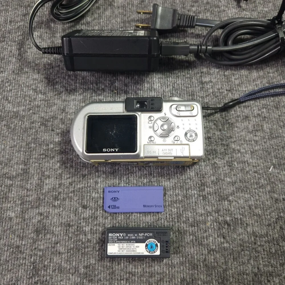 Sony Digital Camera Cybershot DSC-P8 3.2MP Silver 128mb Memory Tested Read